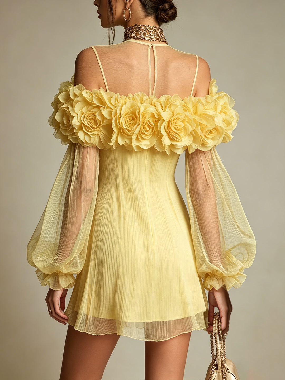 Liziana - Mini-Robe Plissée Avec Ornements Floraux En 3D