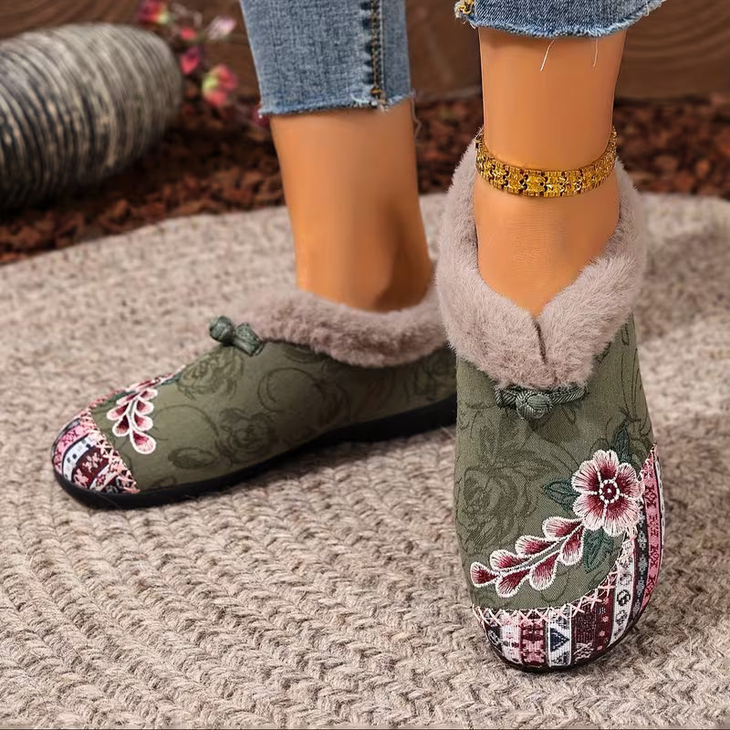 Estila - Chaussons Avec Broderie Florale et Bordure en Peluche