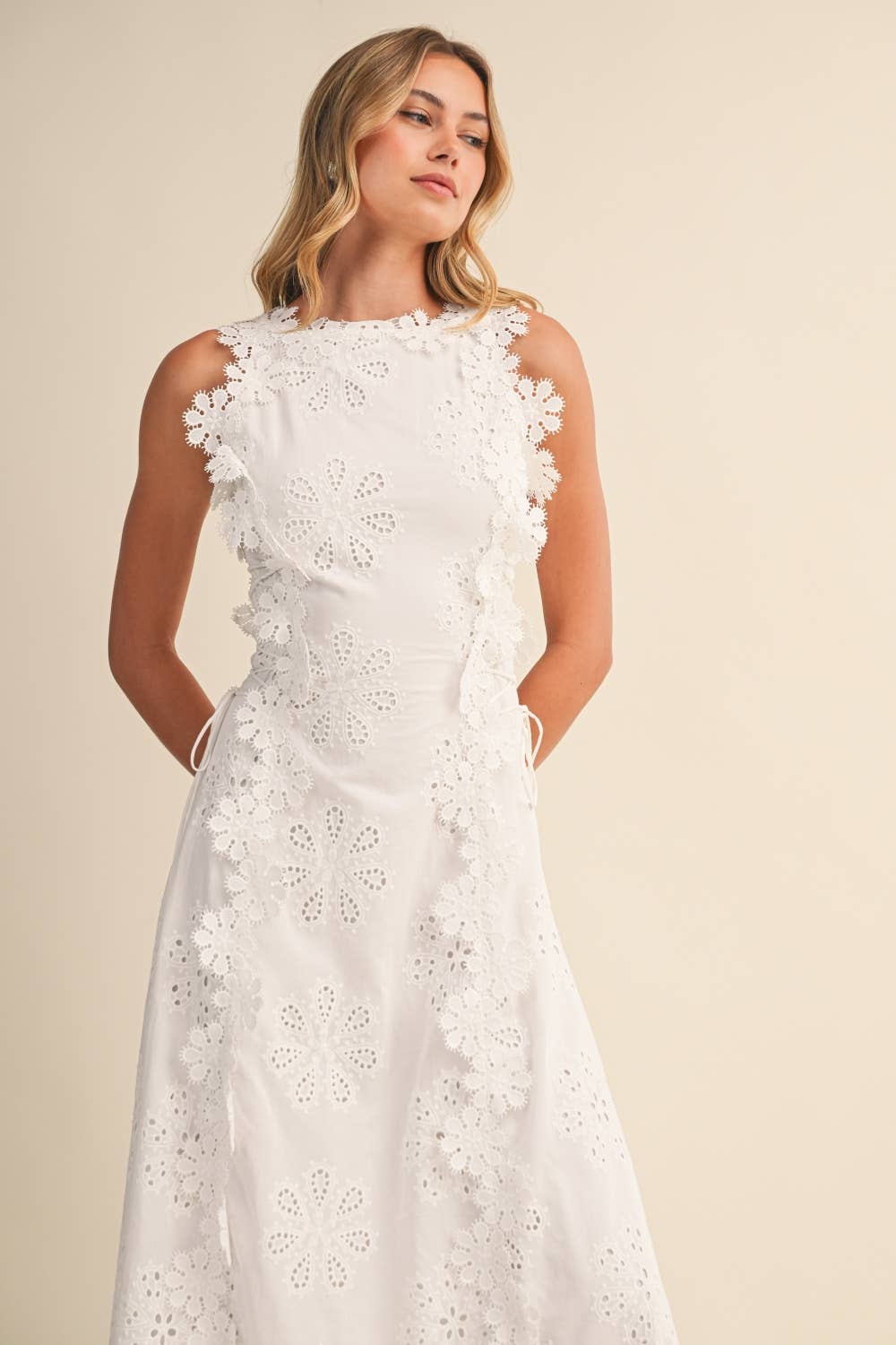 Azalia - Robe Longue sans Manches à motifs Floraux Brodés