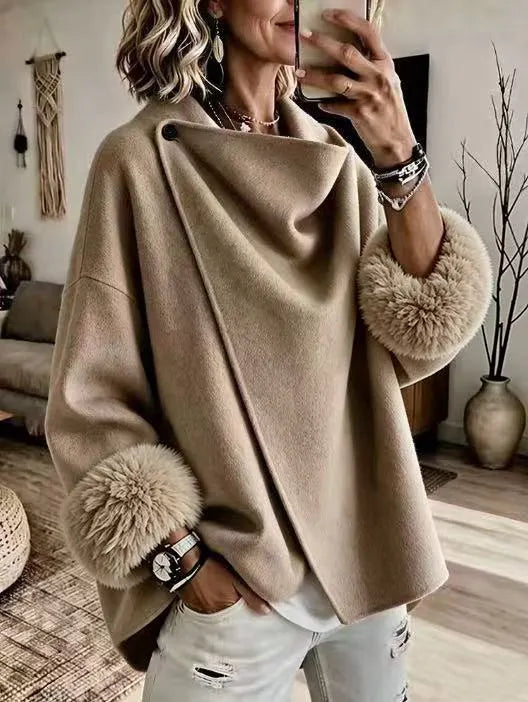 Mikila - Veste Asymétrique en Laine Mélangée Avec Revers en Fausse Fourrure