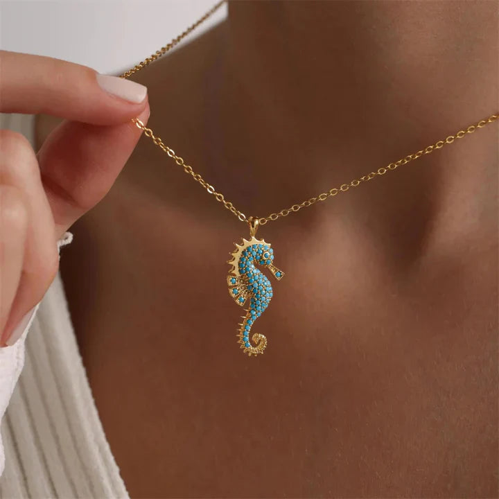 Inez - Collier Avec Pendentif en Forme D'hippocampe