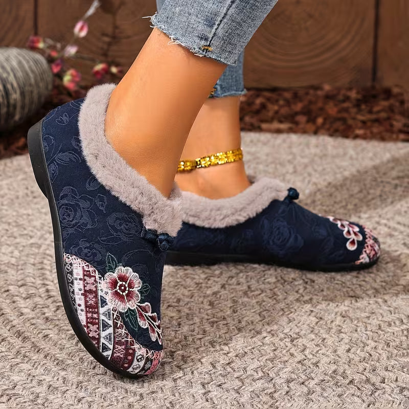 Estila - Chaussons Avec Broderie Florale et Bordure en Peluche
