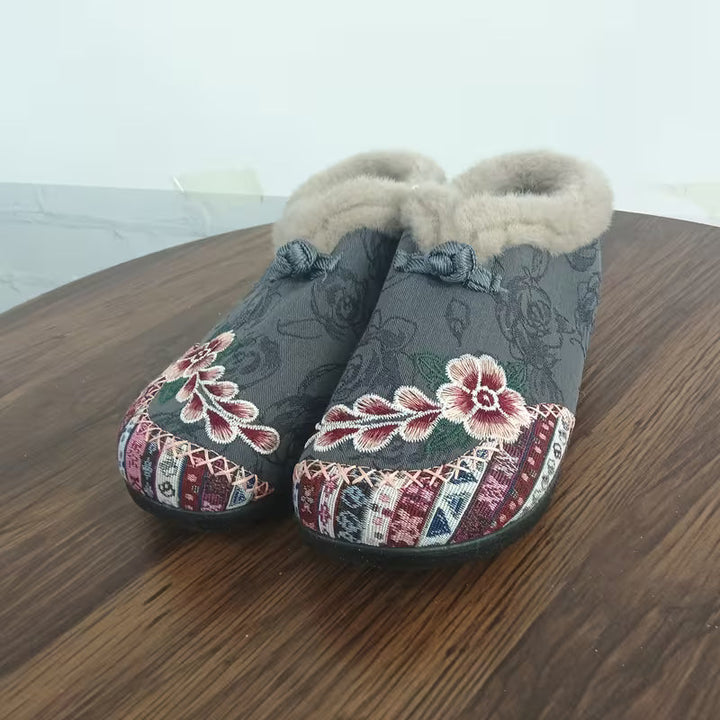 Estila - Chaussons Avec Broderie Florale et Bordure en Peluche