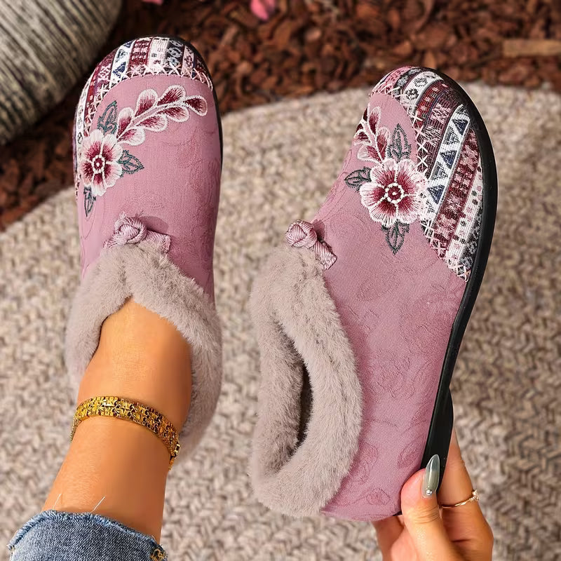 Estila - Chaussons Avec Broderie Florale et Bordure en Peluche