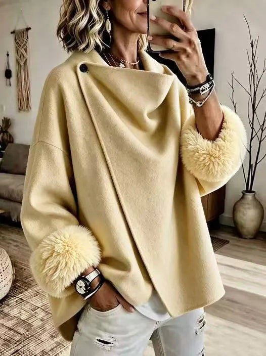Mikila - Veste Asymétrique en Laine Mélangée Avec Revers en Fausse Fourrure