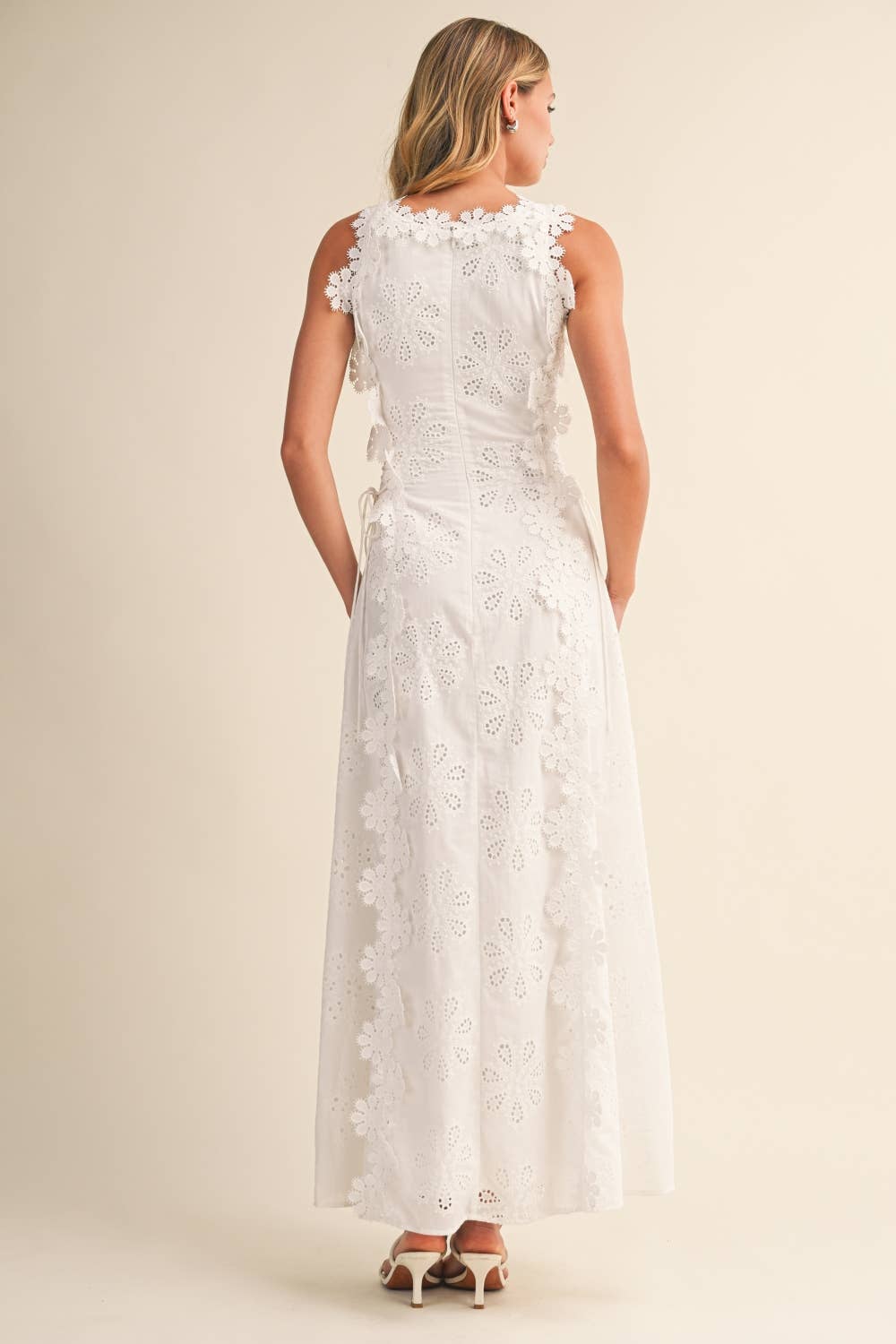 Azalia - Robe Longue sans Manches à motifs Floraux Brodés