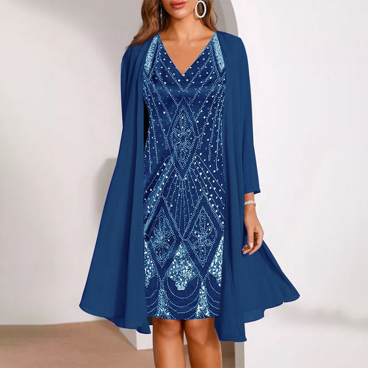 Kamla - Robe Scintillante à Col en V Avec Cape Transparente