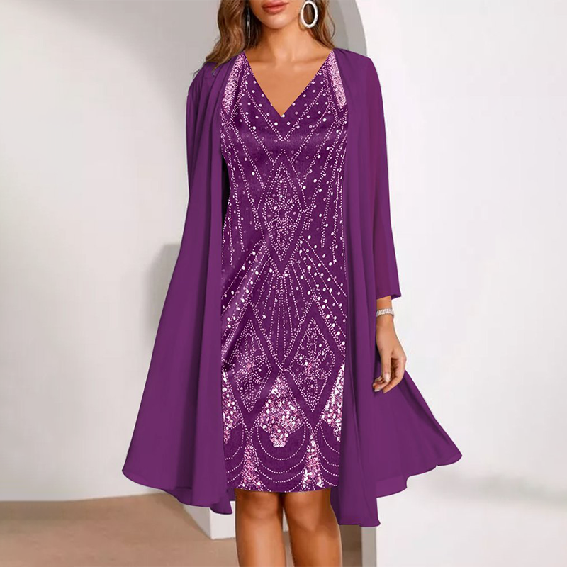Kamla - Robe Scintillante à Col en V Avec Cape Transparente