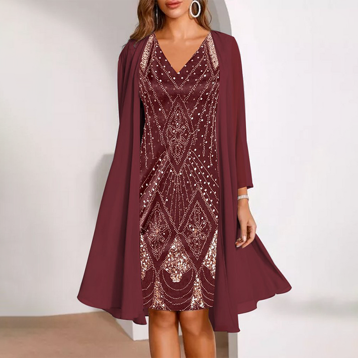 Kamla - Robe Scintillante à Col en V Avec Cape Transparente