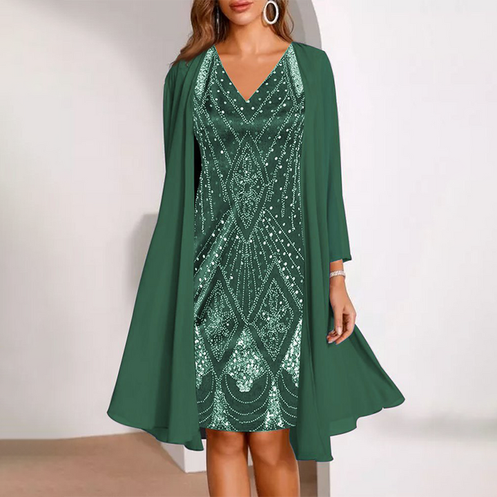 Kamla - Robe Scintillante à Col en V Avec Cape Transparente